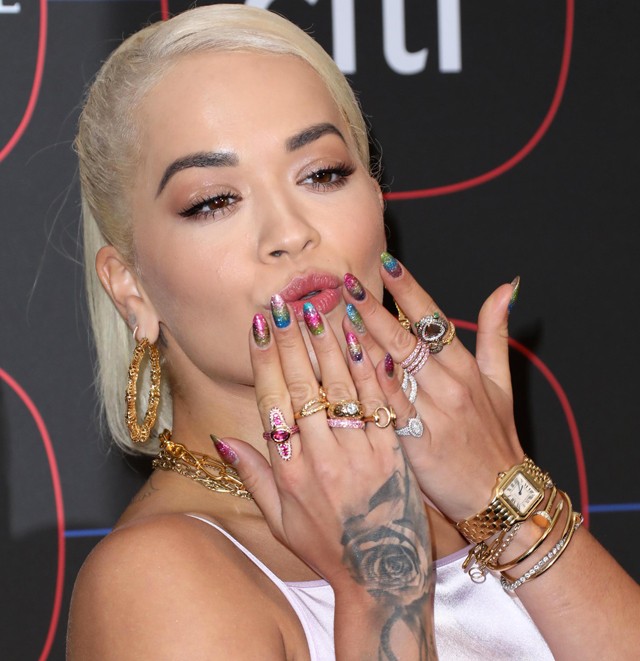 Rita Ora ruhája borzalmasan előnytelen, fogékszere pedig ijesztő