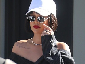 Rihanna zacskót húzott a lábára és az ing is mindjárt leesik róla! Mi történik?