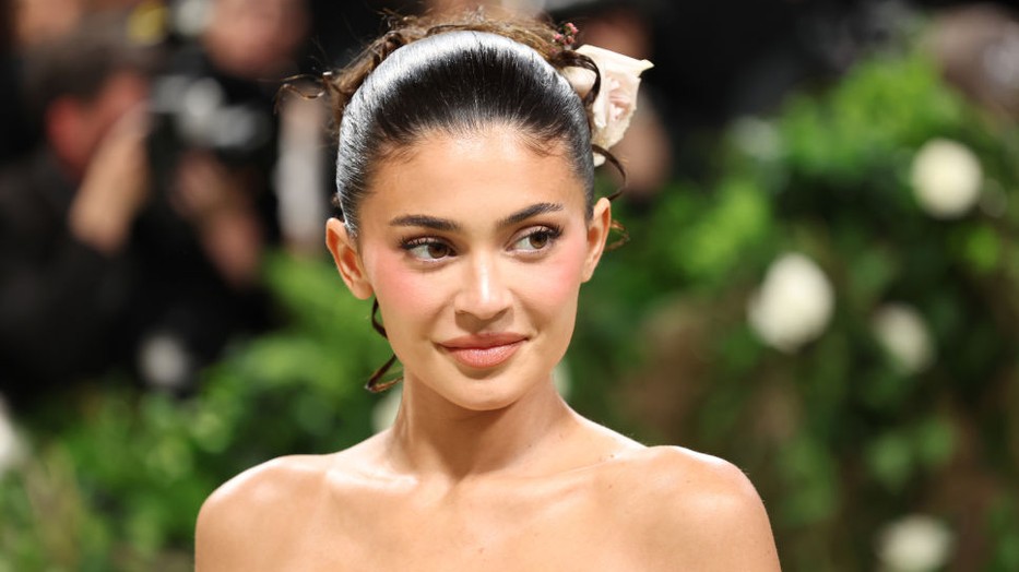 Kylie Jenner álomszép meztelenruhában tündököl