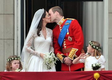 2011 - Katalin hercegné és Vilmos herceg kimondták egymásnak a boldogító igent, amit egy nyilvános csókkal is megpecsételtek.