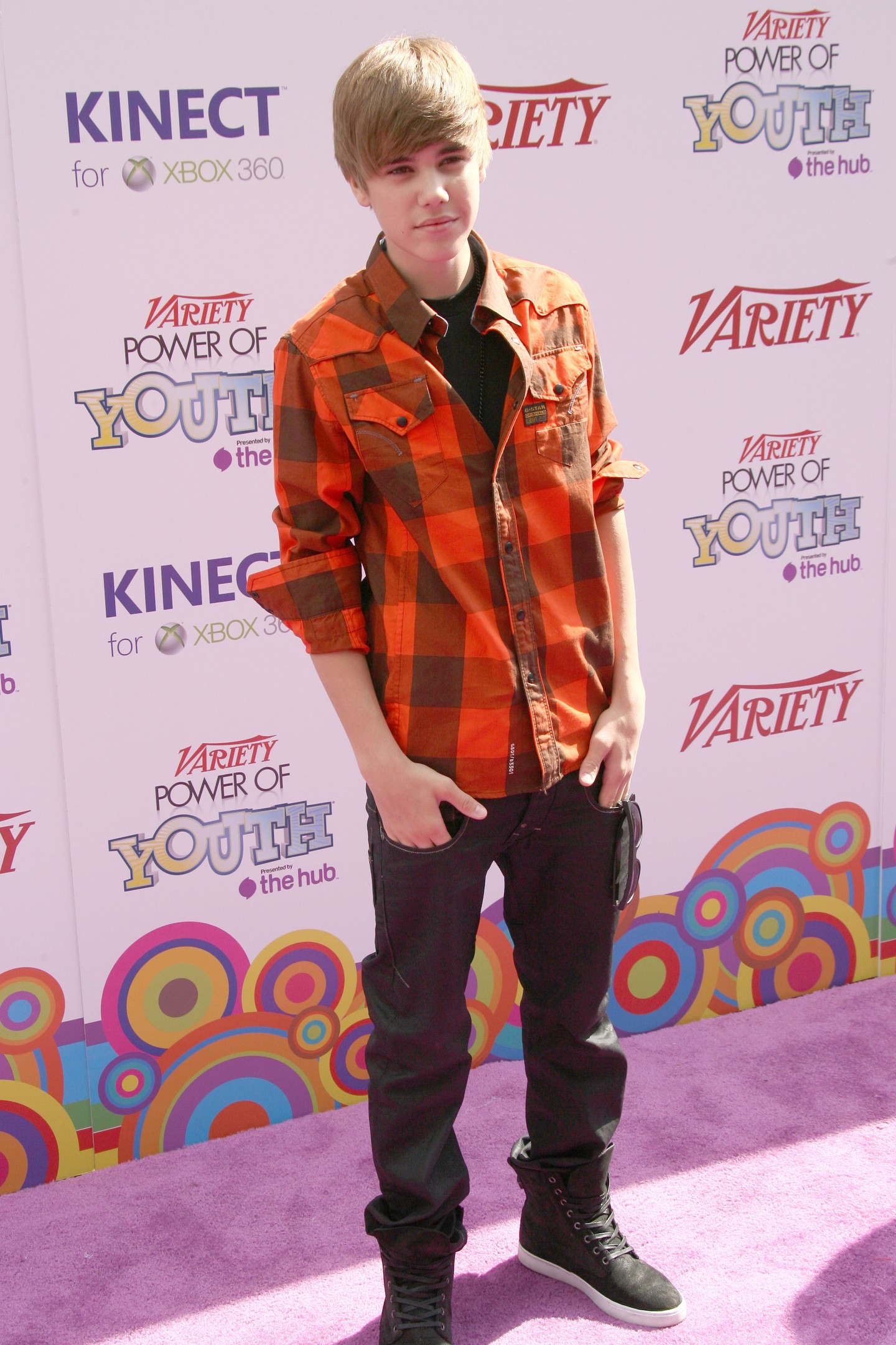 A Variety Power Of Youth eseményén piros, kockás ingben feszített a fotófal előtt. Jellegzetes, oldalra fésült haja a védjegyévé vált. (2010)