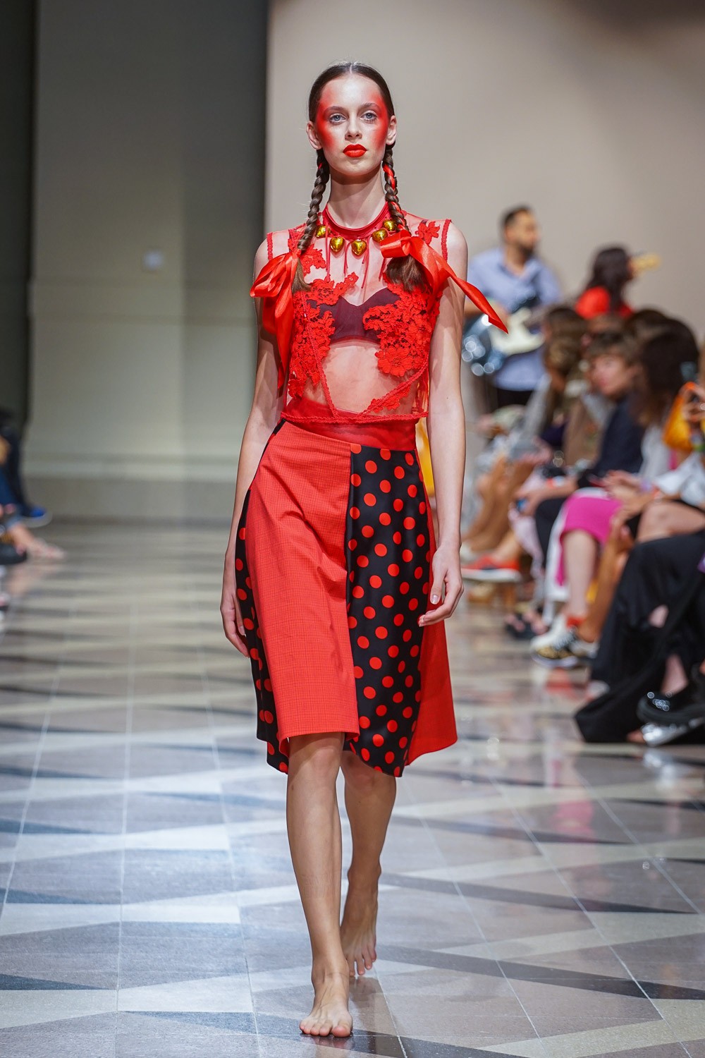 Csilingelő szivecskék a nyakláncon, a merész mintakeverés, az áttetszőség és a konzervatívabb vonalak keverése mind-mind izgalmassá teszik a Romani Design 2023-as tavaszi-nyári kollekciójának ezen öltözékét