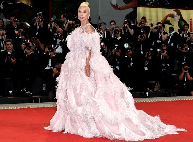 Lady Gaga egy Valentino ruhában a velencei filmfesztiválon