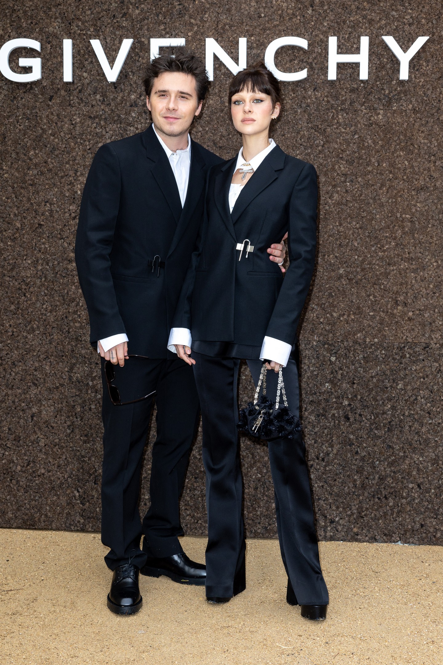 A 2022-es párizsi divathétre már egy jóval letisztultabb, nadrágos szettben érkezett - ami tökéletesen passzolt szereleme, Brooklyn Beckham outfitjéhez.