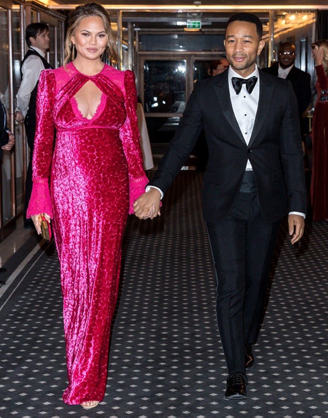 Chrissy Teigen ruhája nem kismamához illő, de úgy ragyog, hogy megbocsájtunk neki!