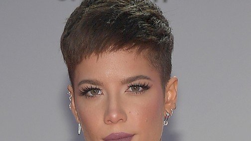 Halsey csak nyakláncot vett fel a vörös szőnyegre, de abból százat is