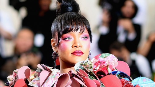 Félmeztelen képek készültek a Vogue magazinba a várandós Rihannáról