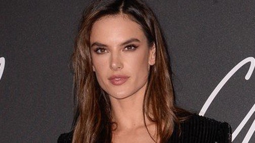 Alessandra Ambrosio olyan szexi pózt nyomott a paparazziknak, hogy húú