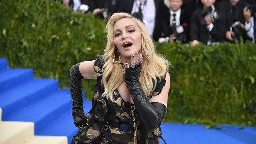 Madonna pucérruhában, a világ legnagyobb dekoltázsában mutatta meg, még mindig ő dönt a saját testéről