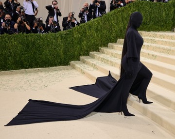Mind emlékszünk Kim Kardashian szettjére a 2021-es Met gáláról - ezt is Demna tervezte