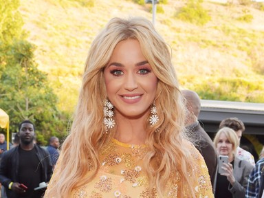 Katy Perry testhez simuló ruhájában minden idoma tökéletesen kirajzolódott