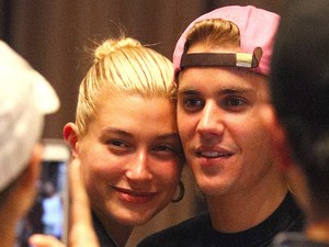 Egy 8 éves fotón Hailey Baldwin egy újságot tart, amin Justin Bieber szerepel, de nem ez a döbbenetes benne