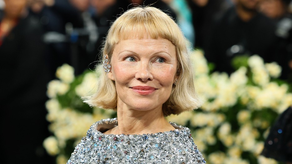 Pamela Anderson színésznő meglepően rövid hajjal jelent meg a 2025-ös Met-gálán