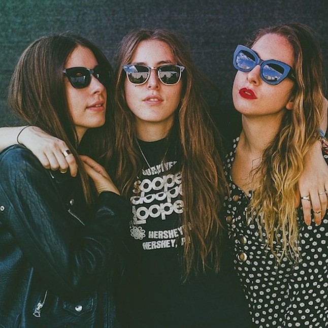 Ha szereted a Haim zenekart, akkor mindenképpen követned kell Alana profilját, aki kétségtelenül a legaktívabb a Haim-lányok közül. A billentyűs lány szelfiket, illetve celeb barátokról és turnéjuk izgalmas pillanatairól posztol @babyhaim