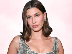 Hailey Bieber élete legmerészebb fotósorozatát vállalta be, a végeredmény arcpirító lett