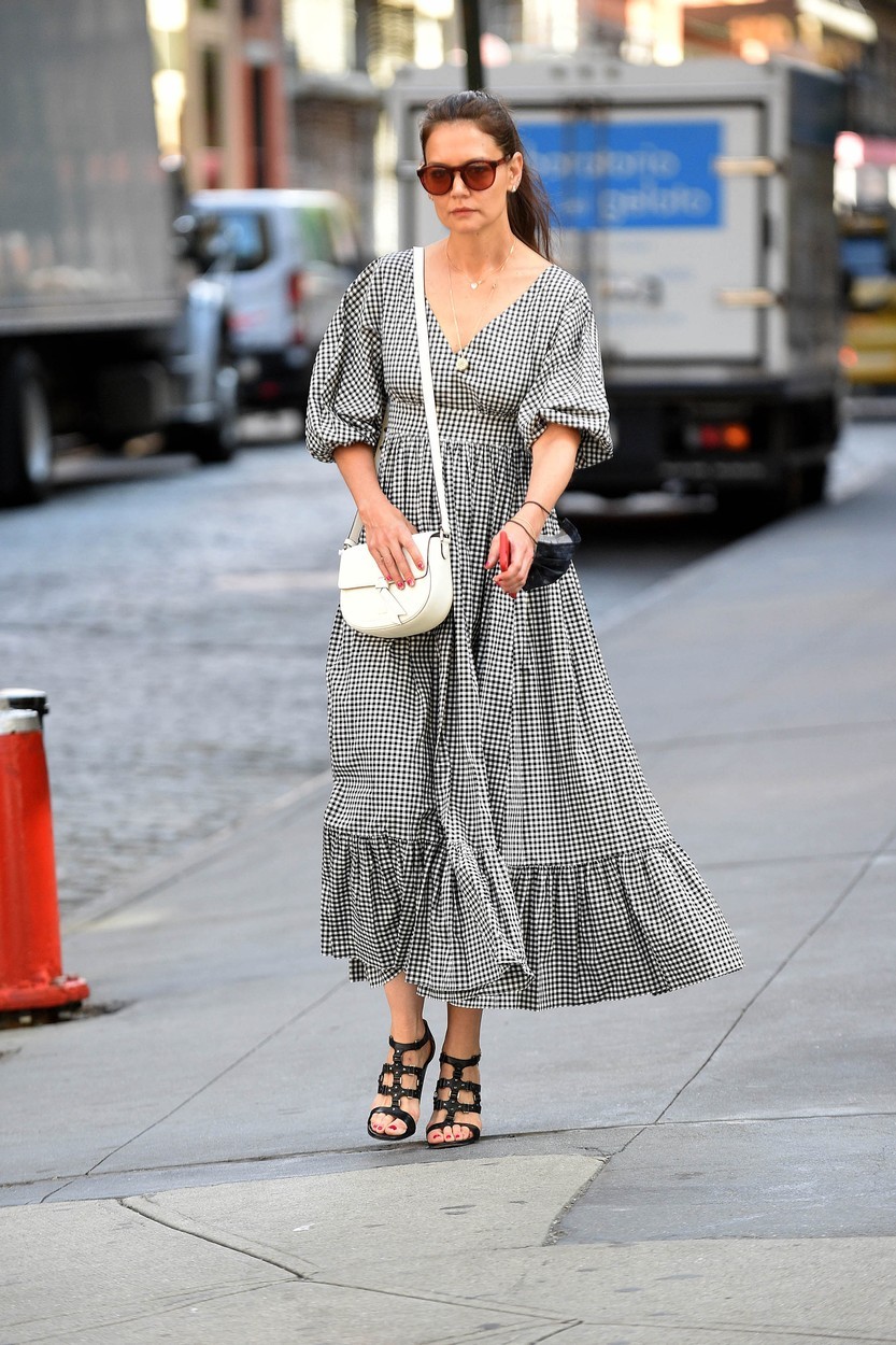 Katie Holmes igazi klasszikus nyári mintában birkózik meg a hőséggel