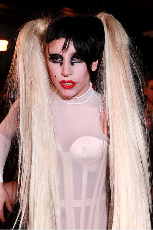 Nem neveznénk a kedvencünknek ezt az extrém hosszú lófarkas frizurát, mellyel a Thierry Mugler bemutatóján jelent meg.