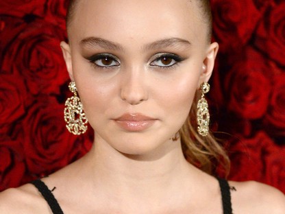 Lily-Rose Depp megtanítja, hogyan kell bájosan cicit villantani! 