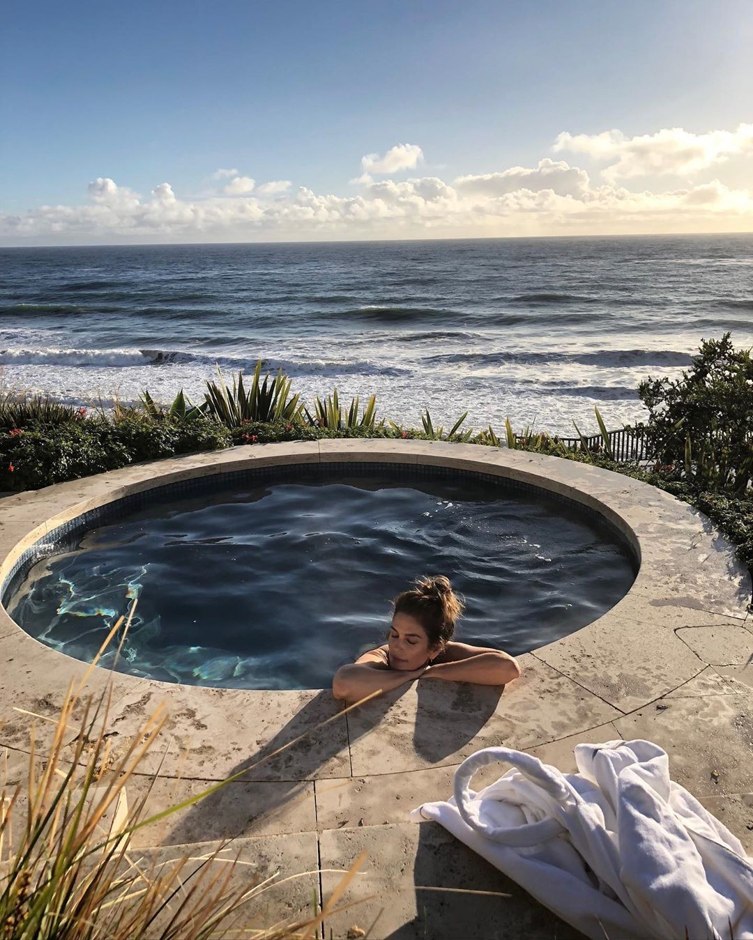 Miért kéne bárhova is menned, ha van egy jakuzzid a miamii otthonod hátsó kertjében? Cindy Crawford valószínű.