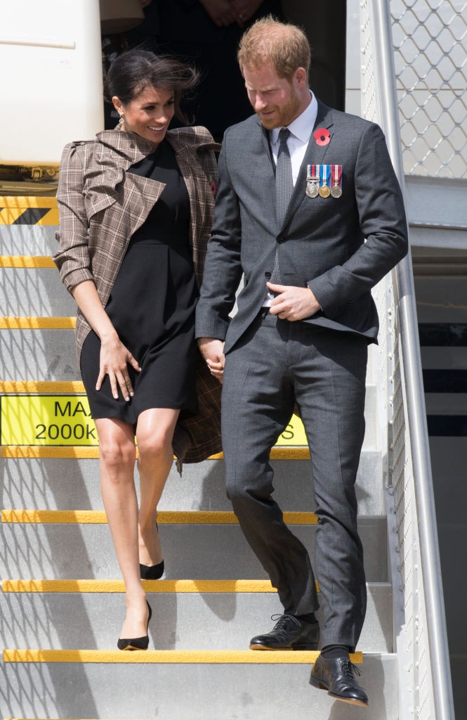 Meghan Markle egy 56 dolláros (kb. 18 ezer Ft-os) ASOS ruhában szállt le a repülőgépről, amikor Harry herceggel együtt megérkezett  Új-Zélandra 2018-ban. 