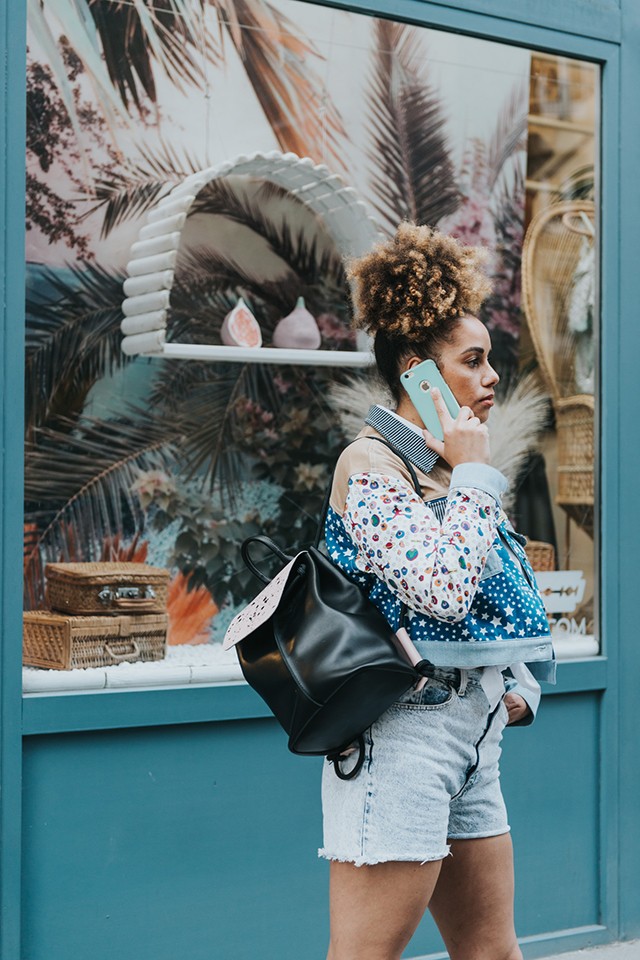 Less be a lakberendező stílusikon anyuka gardróbjába