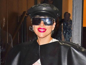 Lady Gaga kínzóruhában flangál az utcán