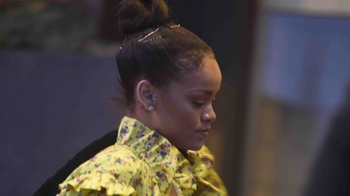 Megmutatjuk: Ennyi ember kell, hogy Rihanna nyugodtan sétálhasson