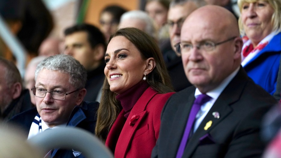 Katalin hercegné pirosban is elbűvölő