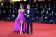 Amal Clooney a 2025-ös Velencei Filmfesztiválra egy igazán merész szettet választott: egy fukszia színű, pánt nélküli, gombokkal díszített vintage miniruhát viselt látványos uszállyal Jean-Louis Scherrer 1995-ös őszi kollekciójából.