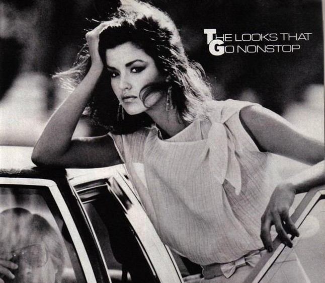 Janice Dickinson divatanyagban pózol a 70-es  évek végén.