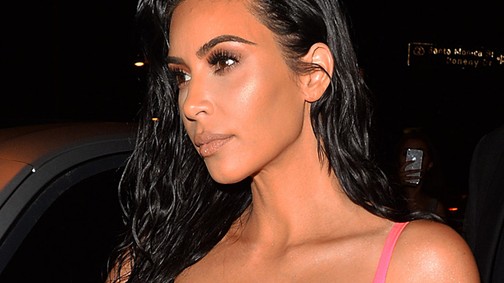 Kim Kardashian feleslegesen öltözött fel: durván átlátszik mellbimbója a felsőjén