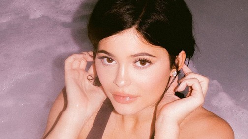Nagyon merész! Kylie Jenner egész nap a jacuzziban pucsított!