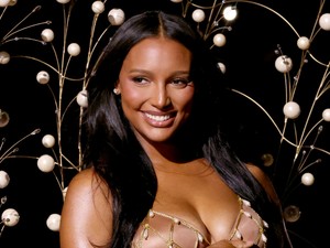 Jasmine Tookes 9 hónapos terhesen, meztelenruhában nyitotta meg a Victoria's Secret Show-t