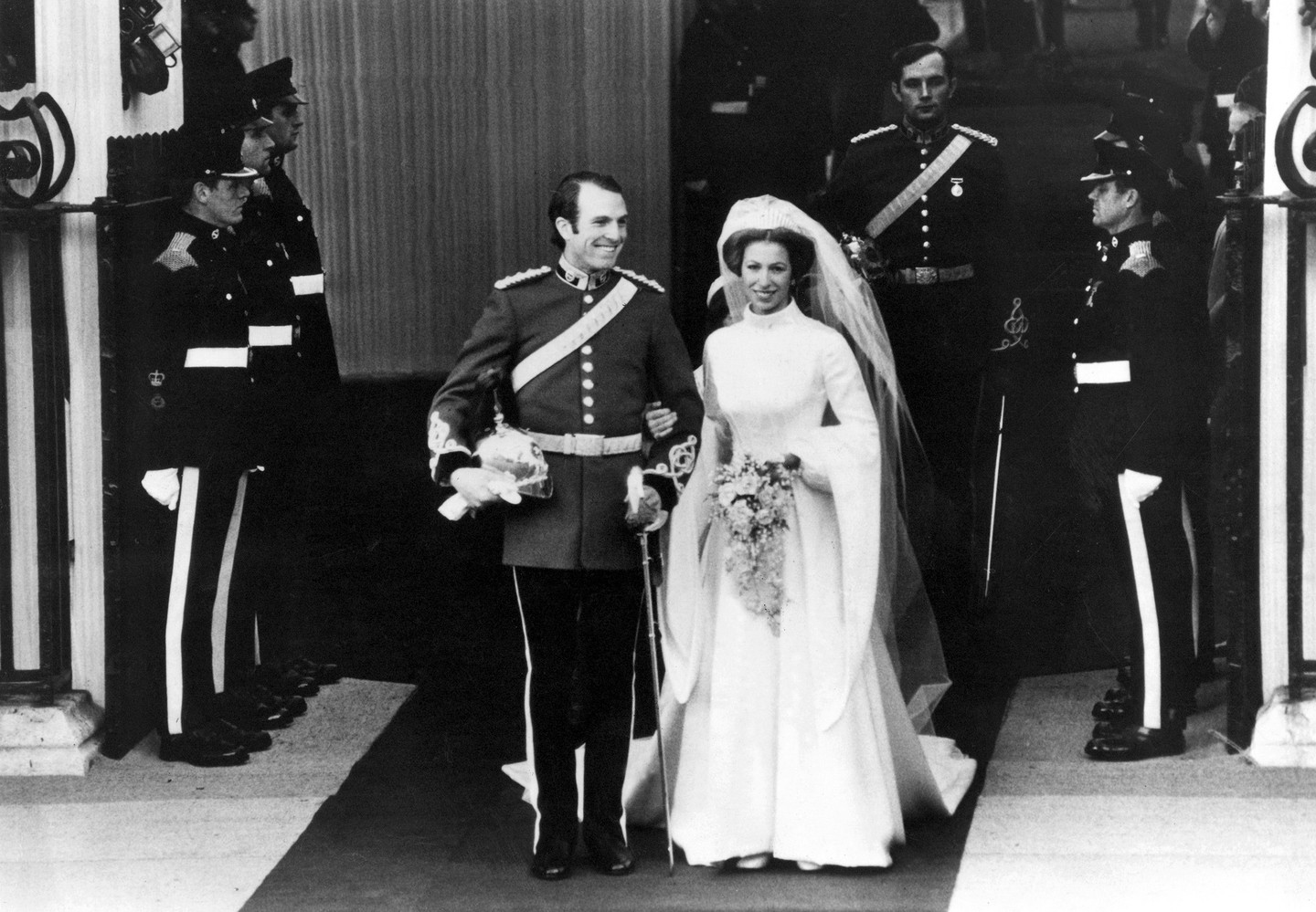 Anna hercegnő, Erzsébet királynő egyetlen lánya, 1973. november 14-én a Westminster-apátságban ment férjhez Mark Phillips-hez. Az ifjú ara ugyanazt a tiarát viselte, amelyet édesanyja is viselt esküvője napján. A pár végül 1989-ben különvált, és 1992-ben véglegesítették válásukat.