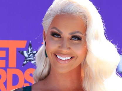 Hiába a mellkisebbítő műtét, Amber Rose dekoltázsa még mindig kiüti a szemünket