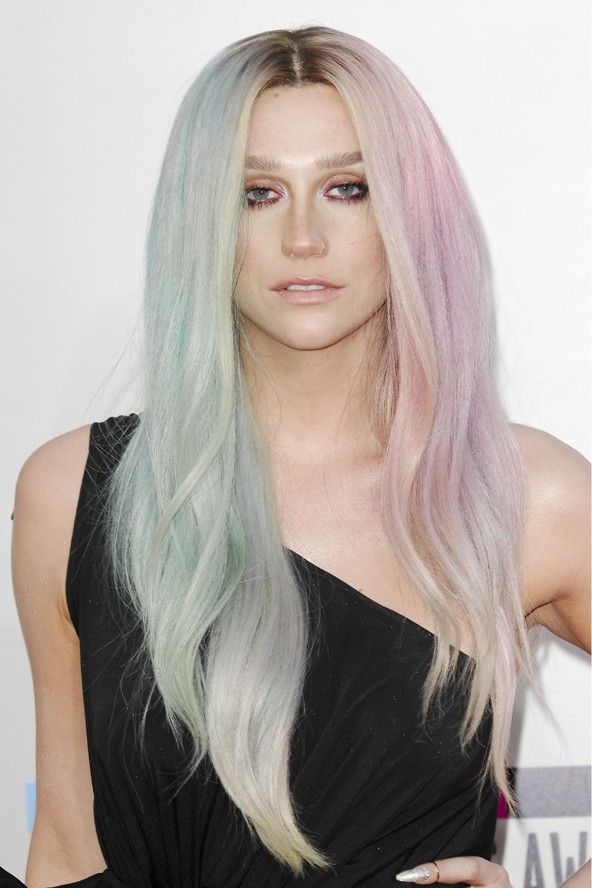 Kesha olyan híresség, akit az ember bisztosan észrevesz. Nemrég pedig két árnyalat között nem tudott dönteni, így mindkettőt bevállalta.