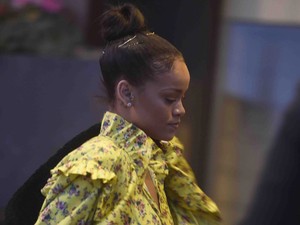 Megmutatjuk: Ennyi ember kell, hogy Rihanna nyugodtan sétálhasson