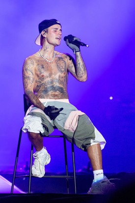 Justin Bieber  több jótékonysági kezdeményezésben vett már részt, például 2020-ban a COVID-19 járvány idején adományozott a First Responders Children's Foundation számára, amely a frontvonalban dolgozók családjait támogatta.