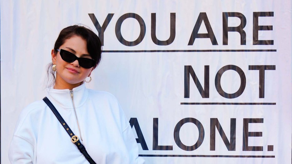 Selena Gomez testpozitív szemlélete azt üzeni nekünk, nőknek, hogy nem vagyunk egyedül a testünkkel való küzdelemben és hogy jó volna, ha egy kicsit elengednénk a tökéletességre való törekvést és megpróbálnánk szeretni, elfogadni a testünket