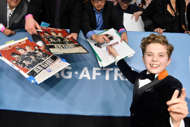 Roman Griffin Davies a SAG gálán autogramot osztogat