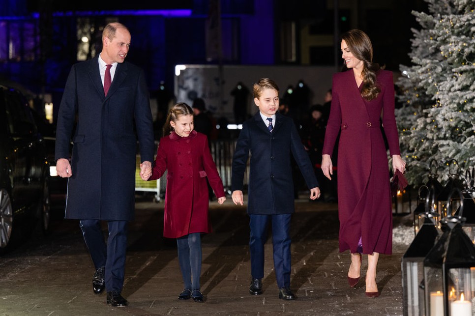 Vilmos herceg, Sarolta hercegnő, György herceg és Katalin hercegné a "Royal Carols: Together at Christmas” karácsonyi koncerten
