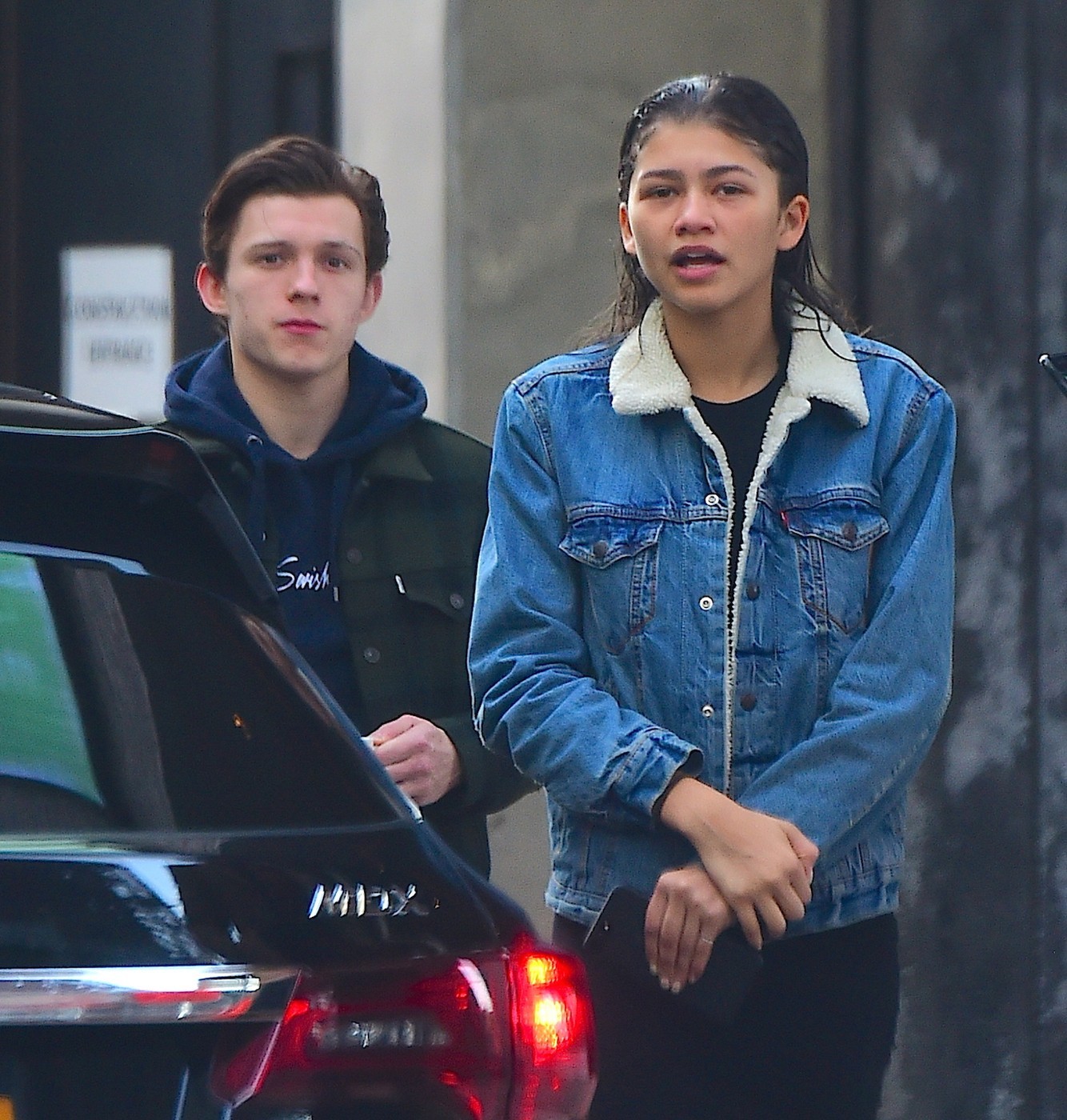 Tom Holland és Zendaya 2016-ban, amint elhagyják Zendaya New York-i szállodáját egy közös kávézás után. Akkoriban a forgatáson kívül is rengeteg időt töltöttek együtt.