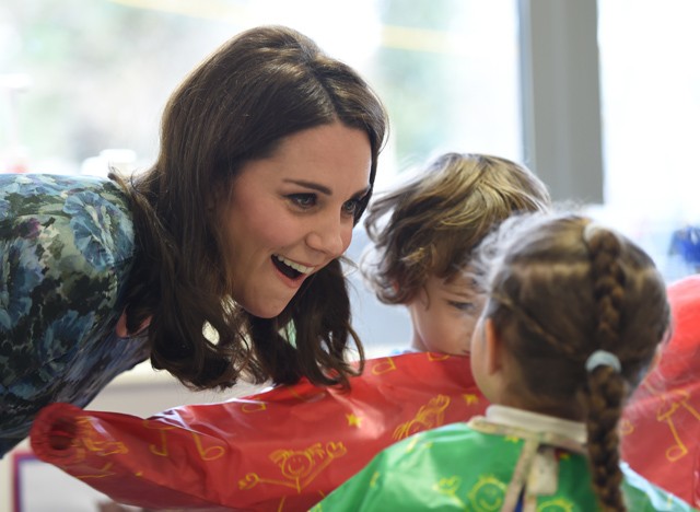 Kate Middleton a kisiskolásokkal 