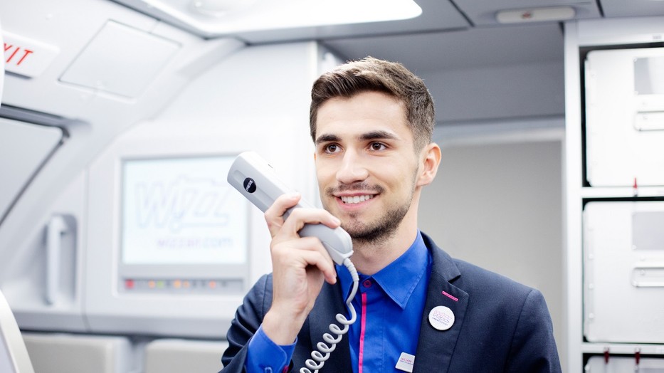Ne lepődj meg a bajszos légiutaskísérőktől a Wizz Air járatain