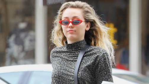 Ejha! Miley Cyrus bababoltban vásárolgatott