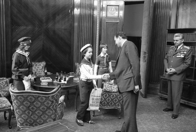 Horváth István belügyminiszter és Ladvánszky Károly belügyminiszter-helyettes úttörőket fogad