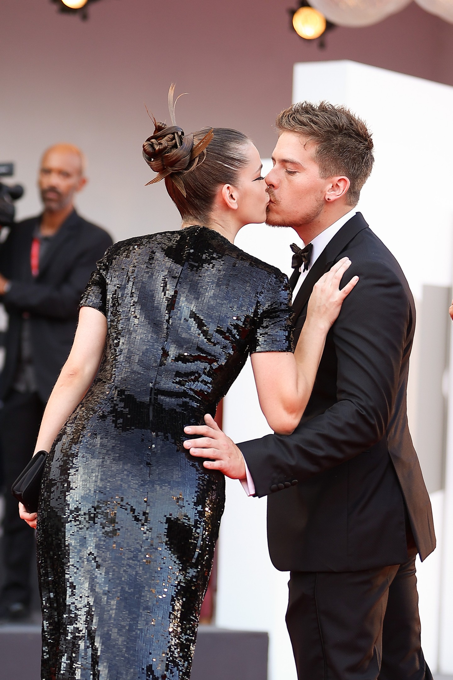 Egy lopott csók Palvin Barbara és Dylan Sprouse között a vörös szőnyegen