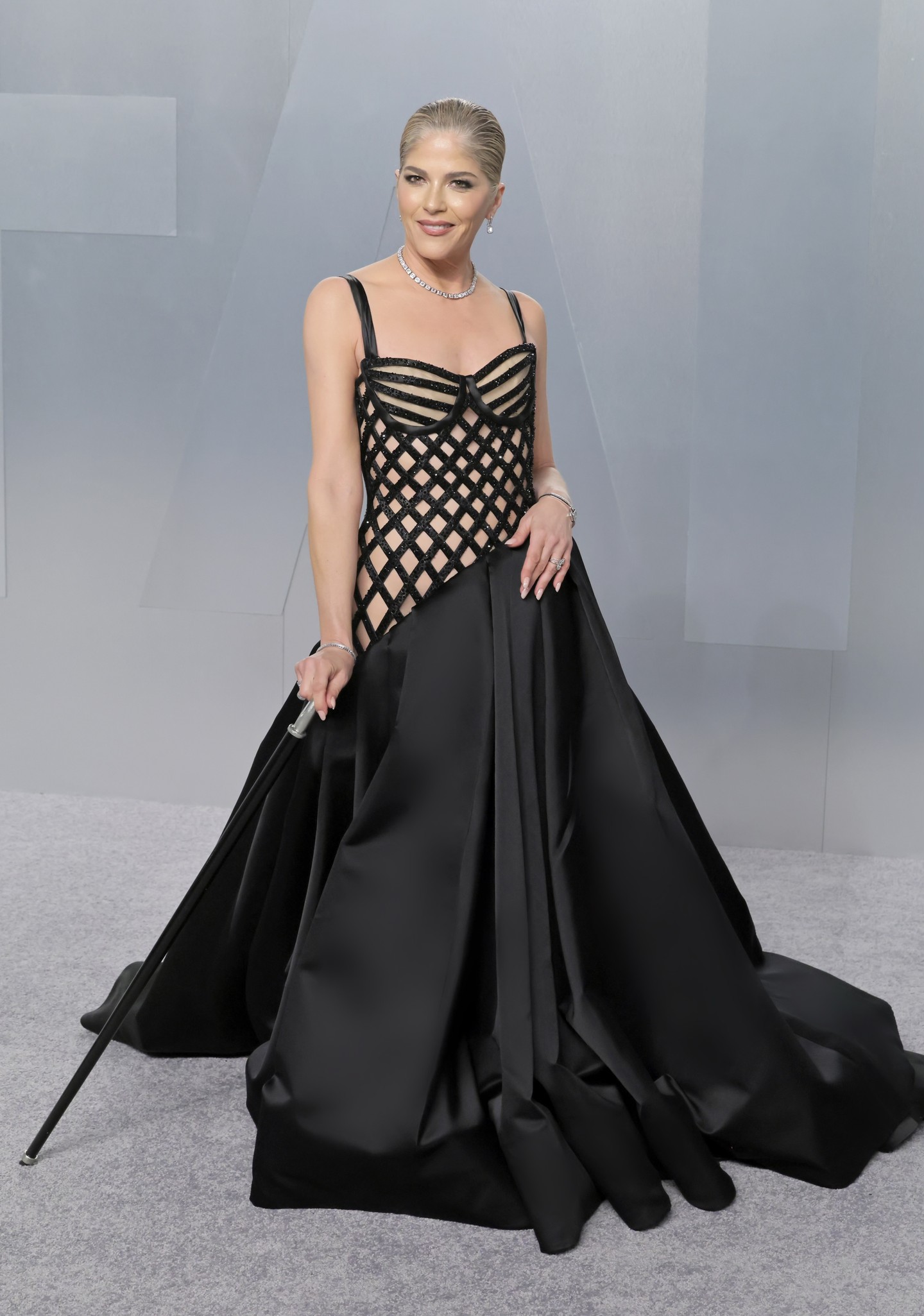 Selma Blair egy varázslatos Tamara Ralph haute couture meztelenruhát választott az alkalomra. A fekete szaténruha rácsos fűzőrészével és gazdagon hímzett, dupla duchesse uszályával garantálta a hatásos belépőt. 