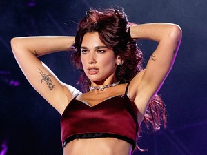 Dua Lipa Gucci meztelenruhája nem sokat hagyott a képzeletre, alig takarta valami az énekesnő testét