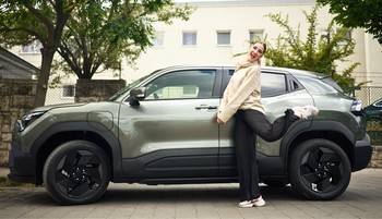 Különleges partnerrel ünnepli a 35 évet Lábas Viki 